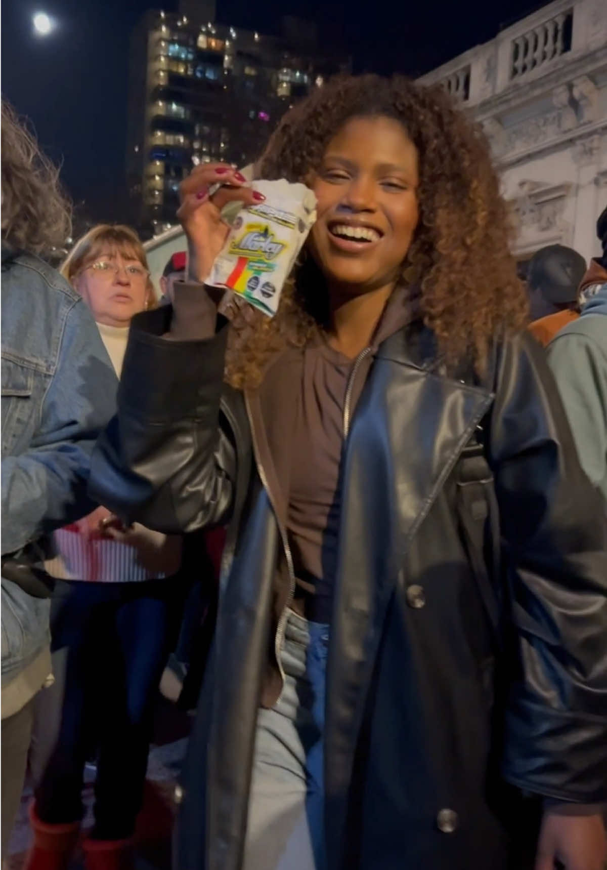 Cuando la música suena y la amistad se disfruta, no puede faltar un Marley bajonero lleno de dulce de leche y chocolate 💛🍫 @alinnsonramos  #marley #alfajoresmarley #eloriginalbajonero #uruguay #momentobajonero        