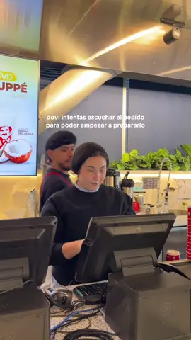 pov: intentas escuchar el pedido del cliente para poder empezar a prepararlo 😂 #humor #barista #juanvaldez #meme #baristalife 