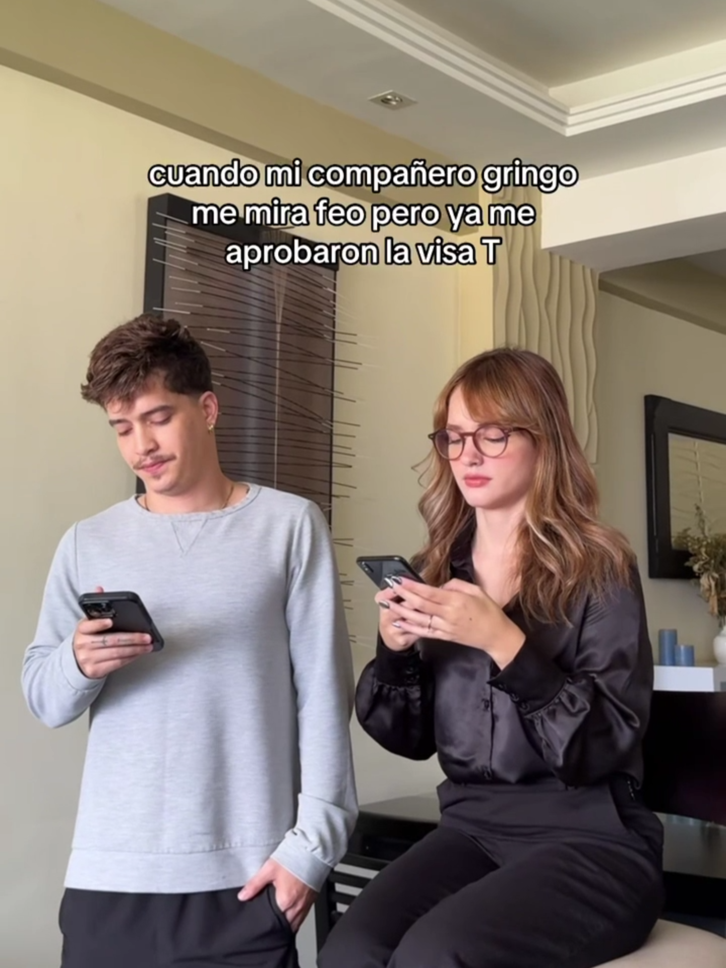 A veces la mirada de los demás pesa… pero lo que realmente importa es que ya lograste arreglar tu estatus 💪🏼 #humor#comunidadlatina #latinosenusa