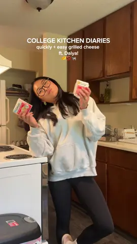 Trust me, learning to cook in college is the ultimate life hack! Lately this quick and easy grilled cheese has become my go-to – because nothing from the dining hall can compete with the flavor of @Daiya Foods Jalapeño Havarti. #Daiya #DairyFree #ad #BackToSchool #LateNightRecipes  