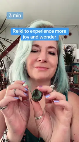 Inner child healing ❤️‍🩹 connecting to wonder and joy #reiki #asmrreiki #energyhealing #crystaltok #soothing 