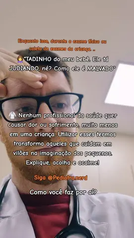 O que é que há, papais e mamães? Muitas vezes, na hora da coleta de exames ou qualquertipo de procedimento com a criança, os responsáveis acabam dizendo frases como “ele está judiando de você” ou “ele é malvado”. Sabemos que vocês não fazem por maldade. Talvez seja uma tentativa de validar o choro e o sofrimento que a criança está sentindo naquele momento. Mas cuidado! Essas palavras podem deixar a criança insegura e com medo de profissionais que estão ali para cuidar dela. Em vez disso, podemos usar frases que transmitem segurança, acolhimento e explicação: ✨ “Ela está te ajudando a ficar forte e saudável” ✨ “Ela vai fazer um cuidado rapidinho, pode doer um pouco, mas logo passa” ✨ “Isso é importante para proteger sua saúde” ✨ “Vai ser bem rapidinho, eu estou aqui com você” ✨ “Você está sendo muito corajoso(a)”  ✨ 