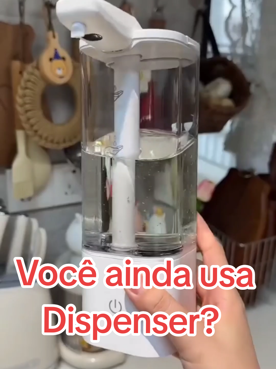 Achei na shopee comente QUERO para receber Link  Siga o Perfil @achadinhoslive para receber o link corretamente. O Link para compra também está nos: ♥️ Stories  O dispenser tem um sensor sensível e um recipiente grande, ideal para uso prolongado. A bateria dura bastante, permitindo uso contínuo sem recarga frequente. Além disso, o design é prático e funcional, tornando o uso diário mais conveniente #dispenser #limpeza #mão 