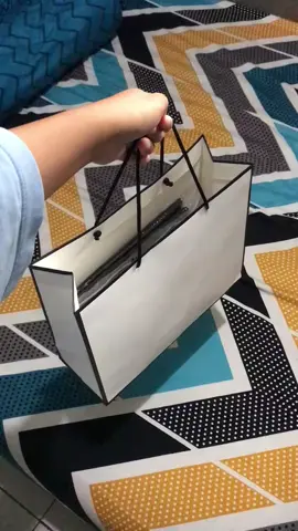 rekomendasi paperbag aesthetic murah harganya cuma 8ribuan gaesss🫣🤏 #fypage #promomakangajian #paperbag 