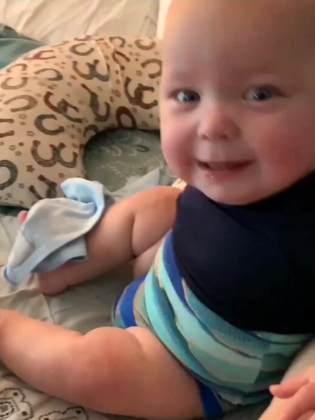 bebê rindo *-*#memestiktok #chorandoderi #rindomuito #zueiraehumor #trend