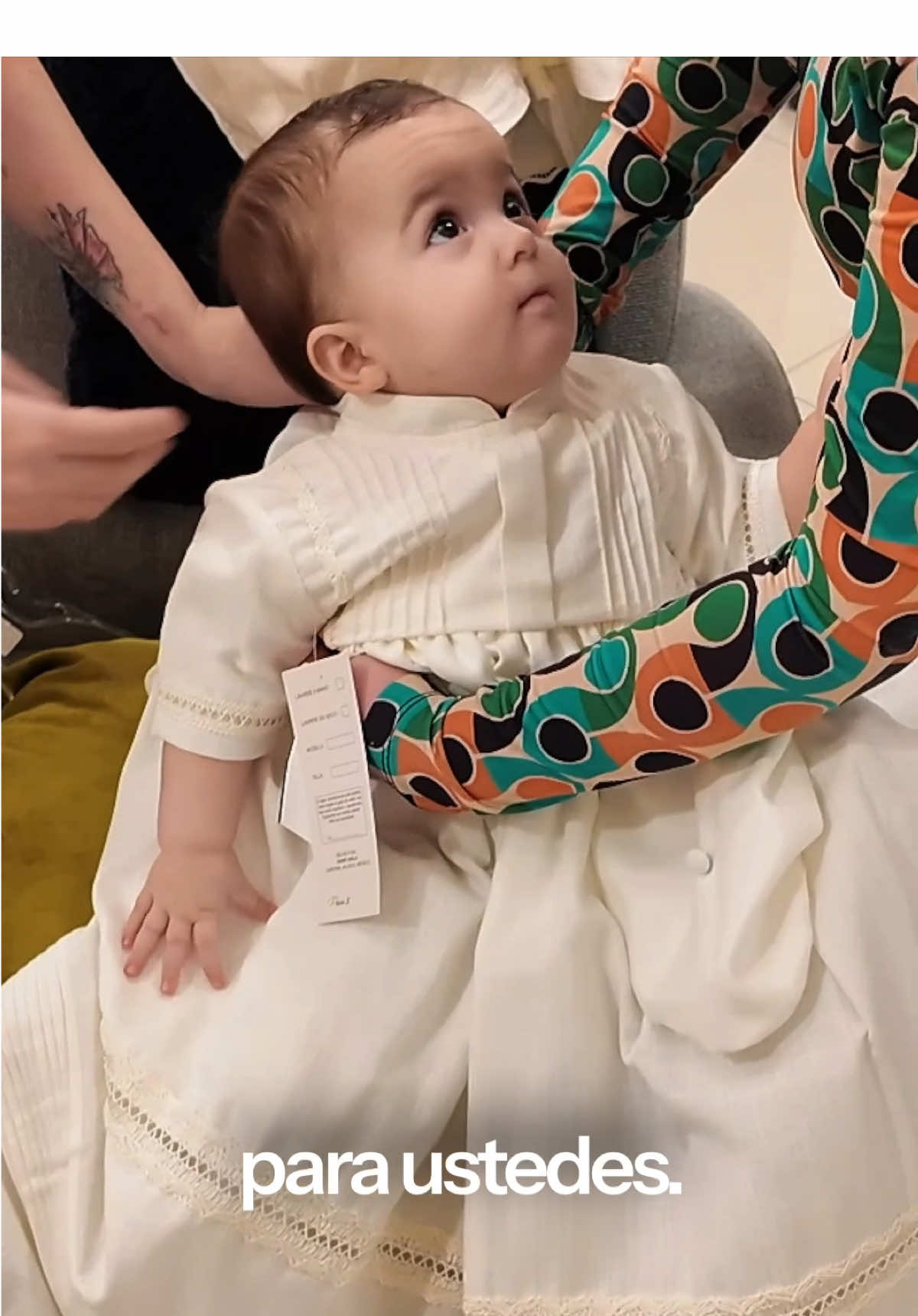 Buscando el ropón para el bautizo de los bebés 🤩. @Sergecast #paopoulain #fichis #amoreterno #micaela #andré