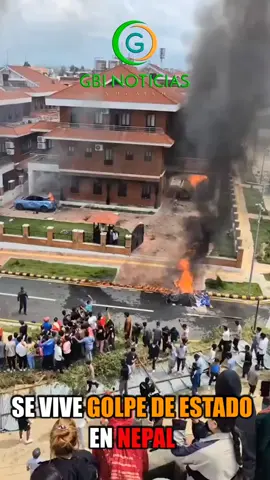 #Internacional  🚨⚠️🇳🇵 En #Nepal quemaron las casas de todos los comunistas millonarios y  corruptos por la sociedad, quienes tenían el poder gubernamental. Esto sería la cuarta vez, en que un país de esa región de Asia, da un golpe de Estado, ante las leyes rígidas, diga doctrina e ideológica política. Recordando, que la ley de comunicaciones fue la última gota del vaso que provocó el estallido de la sociedad de Nepal.