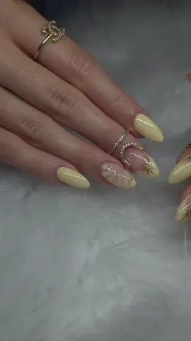 ✨💅 Uñas amarillas con un toque dorado ✨ Un diseño lleno de energía, frescura y glamour, ideal para brillar en cualquier ocasión. 🌞💛✨ 👉 El amarillo transmite alegría y el dorado le da ese toque elegante que nunca pasa desapercibido. #UñasAmarillas #UñasDoradas #NailsTikTok #NailsTrend #Uñas2025        