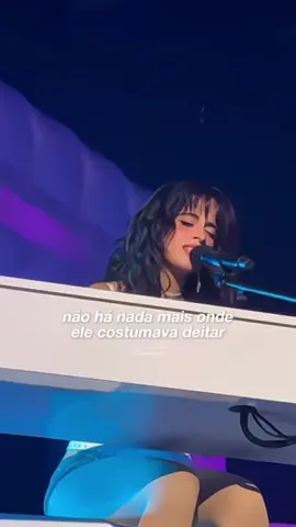 Tópico sensível, Camila Cabello cantando Torn 🥺 Sigam @cclyricsbr no instagram @Camila Cabello  #camilacabello #yoursctour  #foryou #fyp 