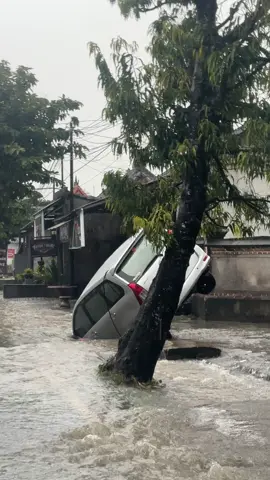 bali hari ini akibat banjir, tetap hati hati di jalan semeton. #banjirbali #mawang