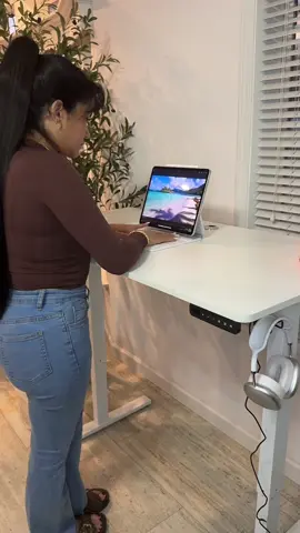 Convierte tu espacio de trabajo con esta mesa eléctrica ajustable que se adapta a ti. #StandingDesk #AdjustableDesk #HomeOffice #LaborDayDeals #ErgonomicWorkspace 
