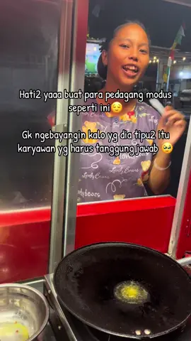 Jadi nya mbak ini pesen kebab XL 5 sma burger 5 trus dia nanya bs pakai QRIS gk ka? Aku jawab bsa dong, trus aku shock aja dia pesen sebanyak itu 😂 untung nya aku bikin dua dulu krn pas aku tawarin duduk dan liat ekspresinya tuh kya takut gt buat duduk ! Nah aku bilang sma dia ka bs lgsung di bayar dlu gk ? Eh dia jawab hp aku ketinggalan ka di rumah, aku save nomor WA kamu aja nnti aku krim SS Pembayaran nya rumah aku dket tdinya aku mau kasih tuh trus aku jg mnta WA nya dia ternyata pas dia sebutin NO WA nya itu UNDANG teman🤣 yudh aku gk mau tuh ngasih dia dulu eh dia maksa bikin aja dlu kaaa nnti biar aku kirim nunggu suami aku lama nnti ! 🫣 aku tetep tolak !!  Trus dia bilang yudh deh ka nnti sy ksini ambil kebabnya… Eehhhh di tggu smpai mlm gk dteng2 😌😌😌😌.      Dia mnta kebab aku kasih Kok tapi gk cara kaya gini,, huhu 