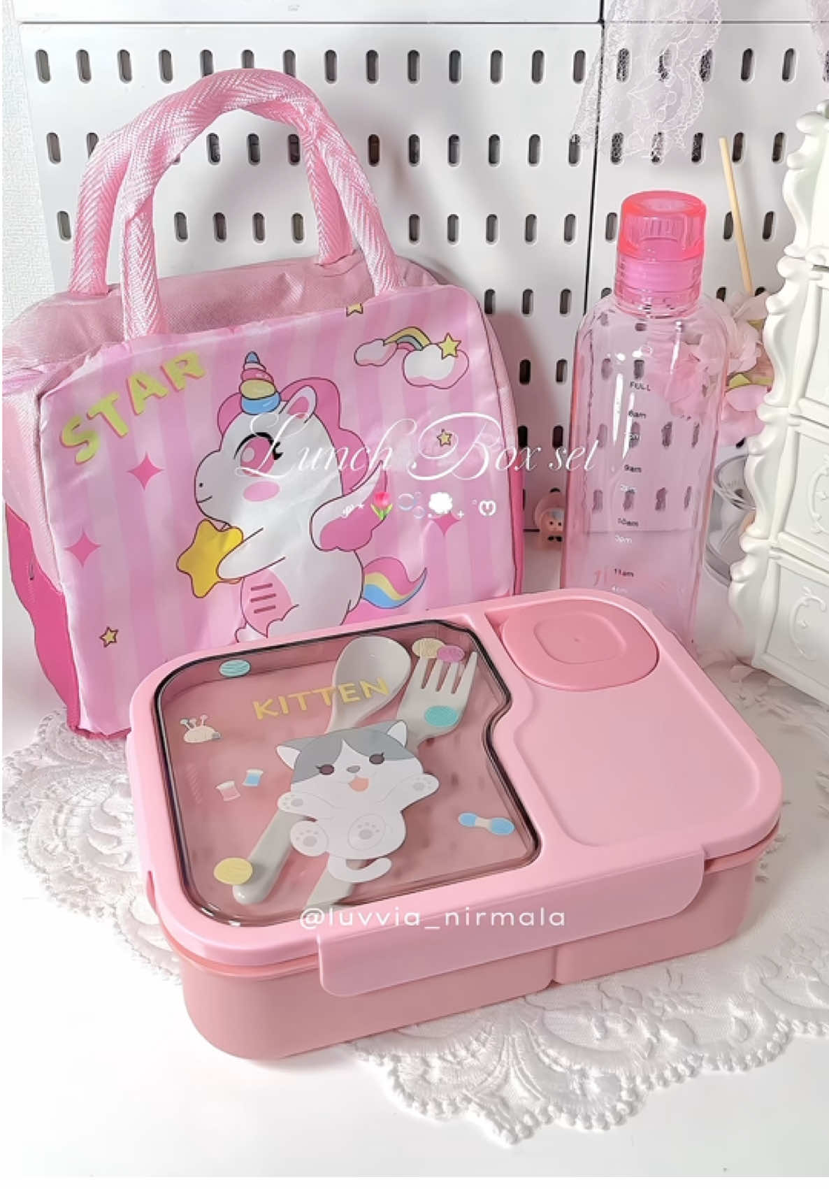 Lunchbox set 3in1, ccok bgt nih buat yang ke sekolah selalu bawa bekel krna udh dapet tas tmpt minum and kotak nasinya udh ada sndok garpu and tmpt sambel juga dong 😋 #lunchbox #kotaknasimurah #lunchboxset #kotakmakan3in1 #xybca 