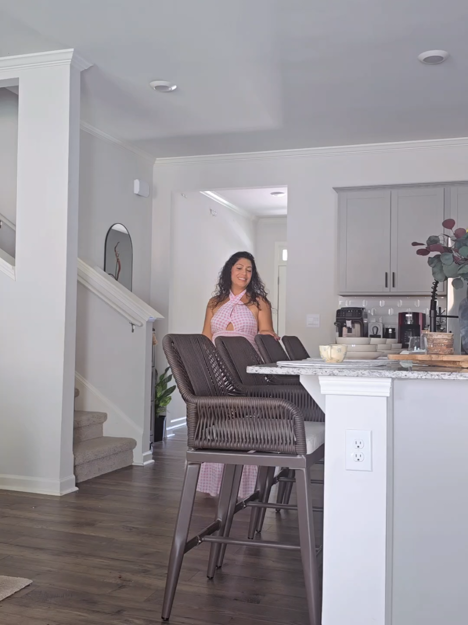 Mis Counter Stools de @PURPLE LEAF son mi nueva obsesión!! El color, la forma y sobre todo el material! son lavables y kids Friendly! PURPLE LEAF Modern Bar Stools  #purpleleaf #barstool  #counterstools #kitchendesign  #decoración 