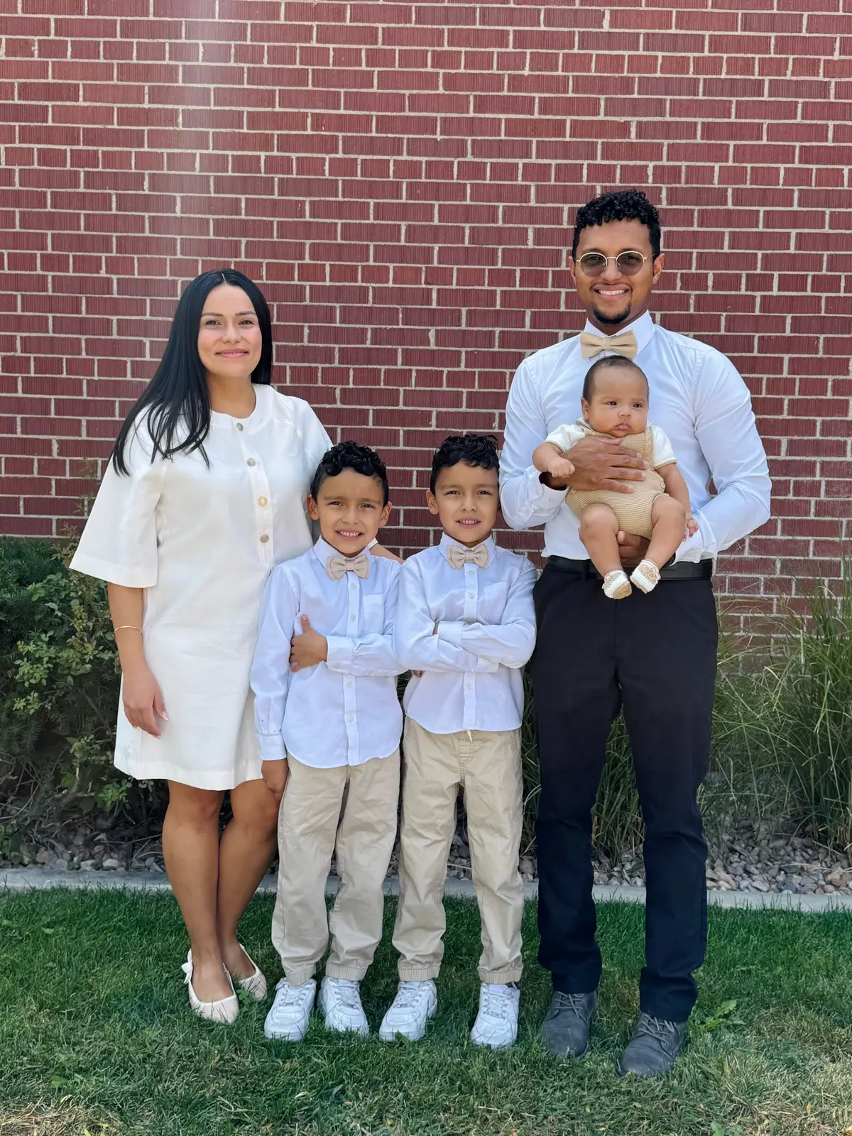 El domingo fue la bendición de Aaron, un día muy especial ❤️ Nos sentimos tan agradecidos por su vida y por toda la felicidad que trae a nuestra familia 🙏🏼💕 Gracias a todas las personas que nos acompañaron: nuestros familiares y esos amigos que también se han convertido en familia 🥰 Para los que se fueron antes de la foto, también los queremos 😜💖 En la última foto les dejamos un throwback de la bendición de nuestros gemelos 🥹💞 Outfit de Aaron: @Oh NaNa 
