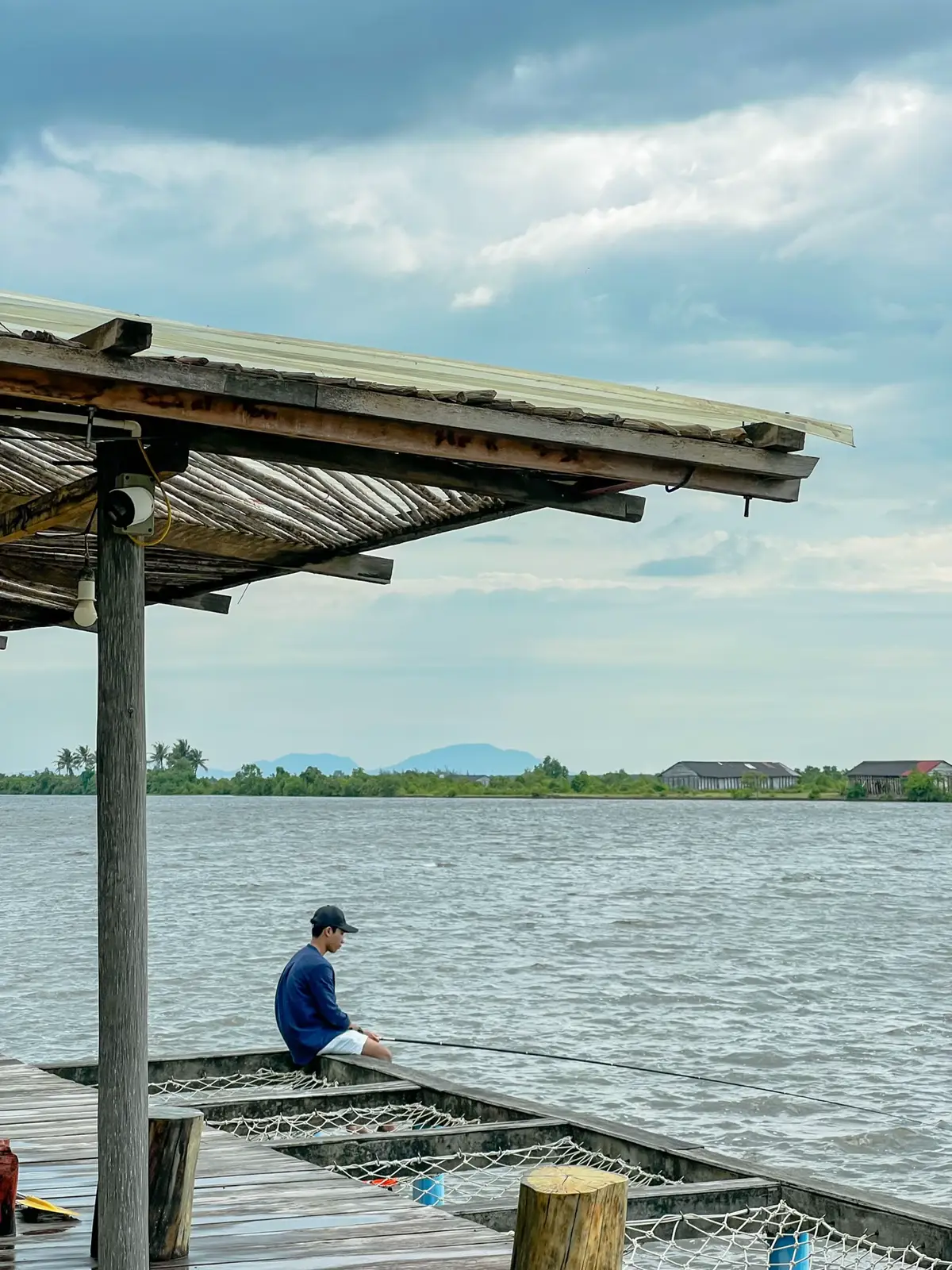 ជីវិតប្រហែលជាស្រស់ស្រាយបើបានទៅ កំពត 🍃✨🫣 សម្រាកស្រូបខ្យល់បរិសុទ្ធ អមជាមួយទេសភាពទឹកនឹងភ្នំ 💙 មួយខែគួរណាតែឆ្លៀតពេល លំហែខួរក្បាលម្តងទើបជីវិត មានន័យ 😍💨🌿 #កំពត #kampot #កន្លែងដើរលេងកំពត✨  #CAMBODIALITE