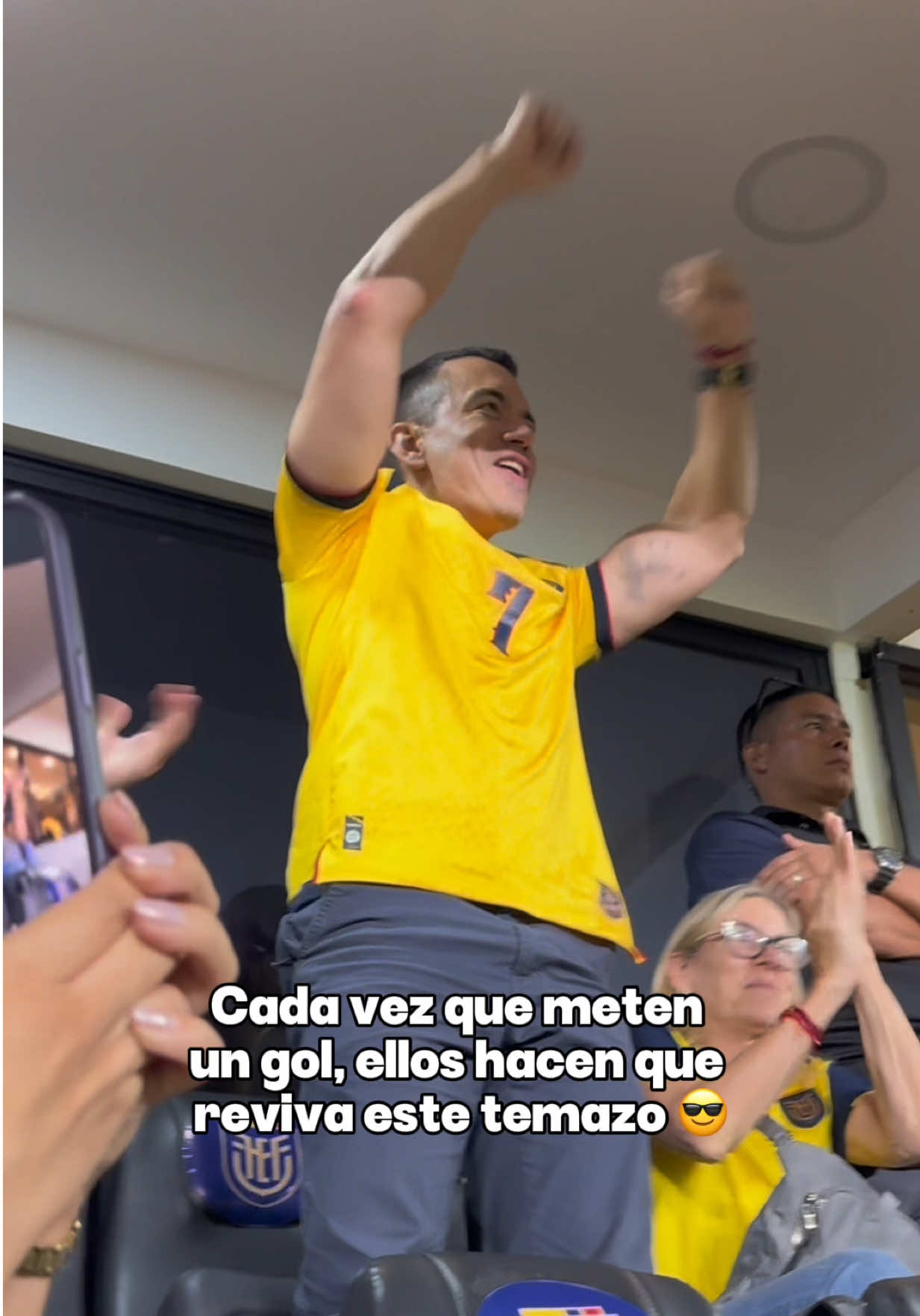 Ellos hacen que reviva este temazo 😮‍💨 #latri #futbol #ecuador #mundial #danielnoboapresidente 