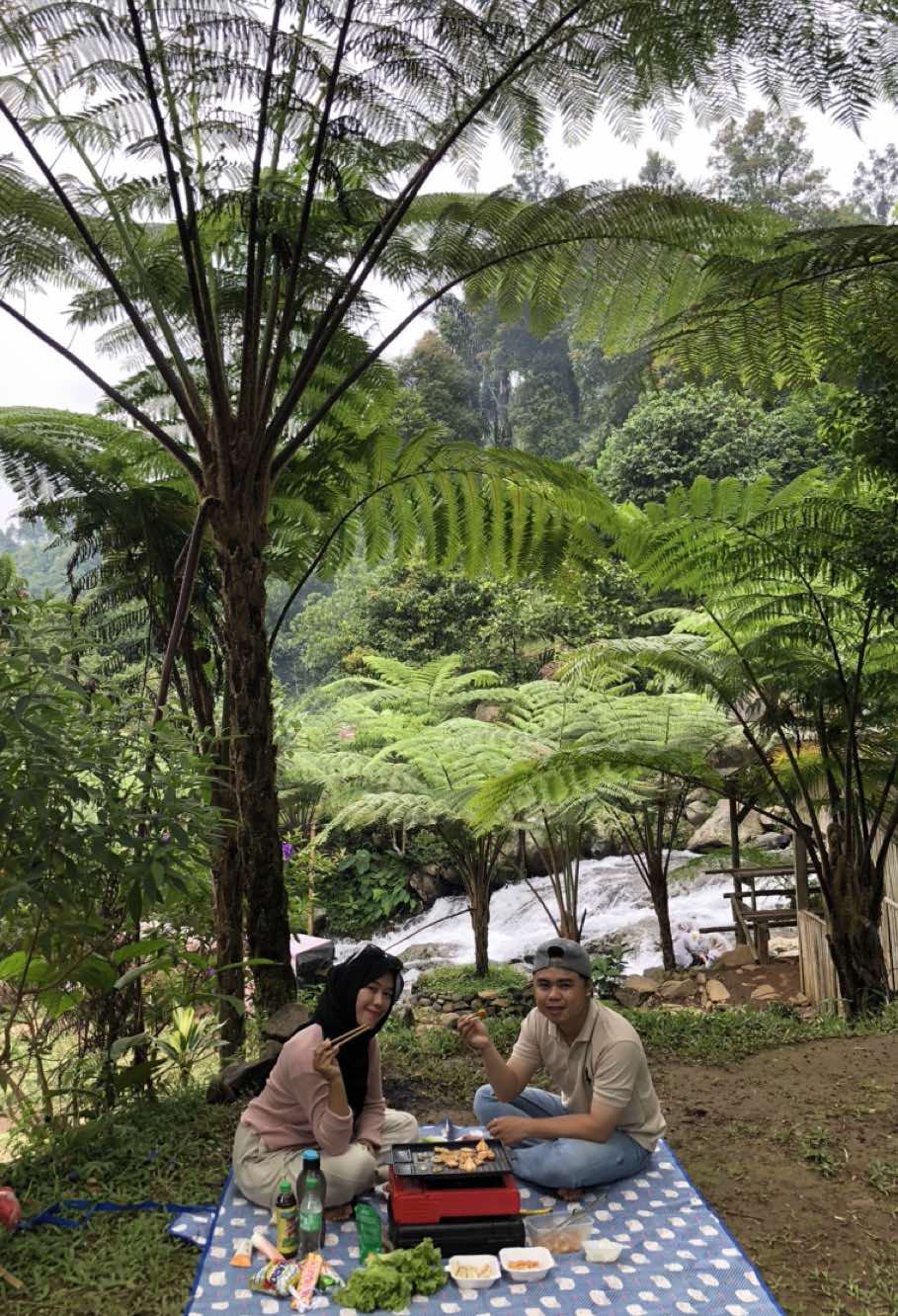 Aku, Kamu dan alam 🍃🥢🥩🍚  #grill #grilldate #berandamu #foryou #naturevibes 