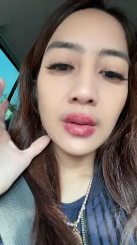 Kalian aware ya sm bibir kalian.. kalo tp selama 32 tahun pake lipstik ini paling parah. #badreviewlipmatte #iritasibibir #korbanlipstick #bibirkering #fyp 
