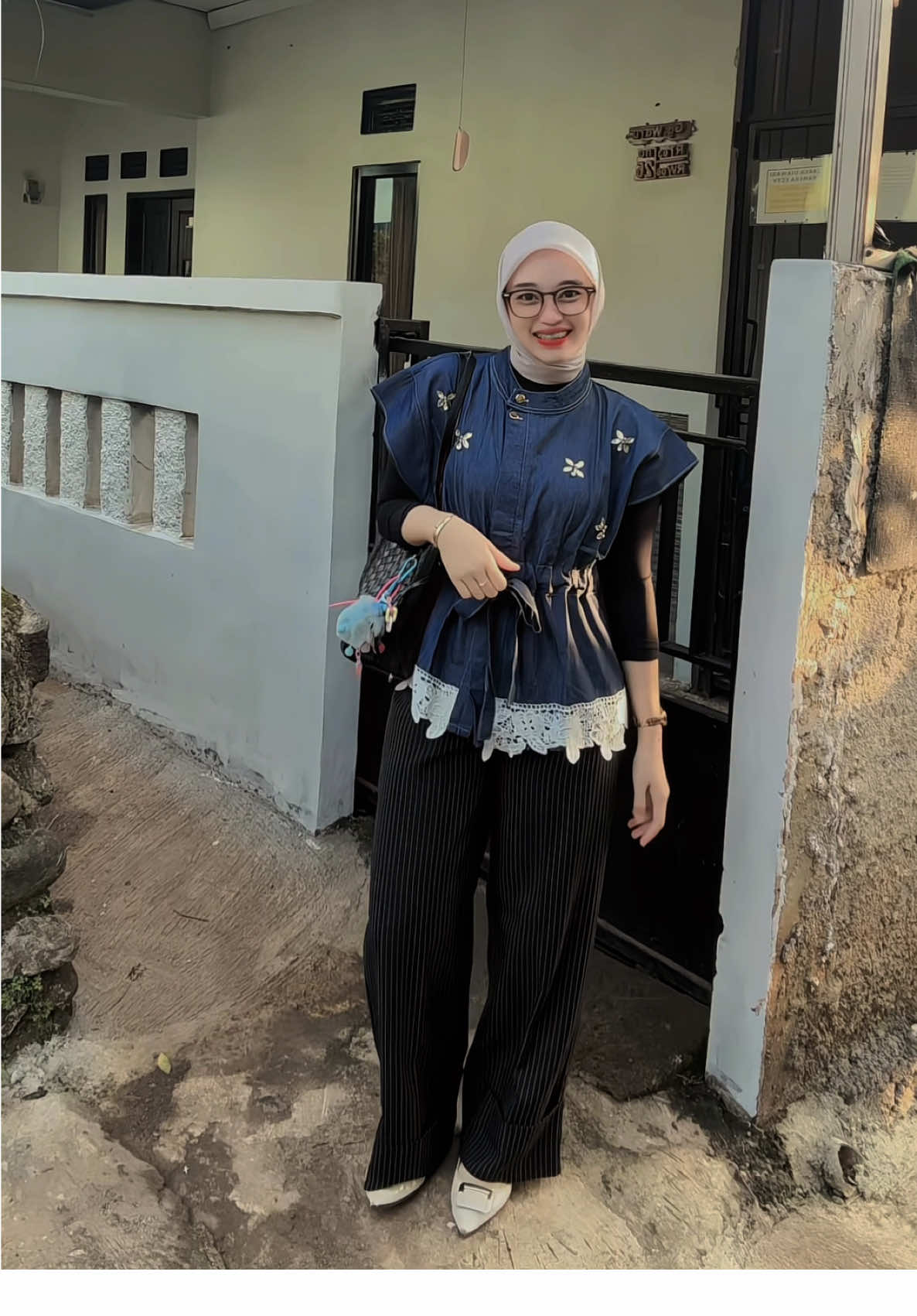 Hitam hitam begini, bukan hitam di hati 🩷 hatinya bersih bersinar 🍋 #OOTD #ootdsimple #fy 