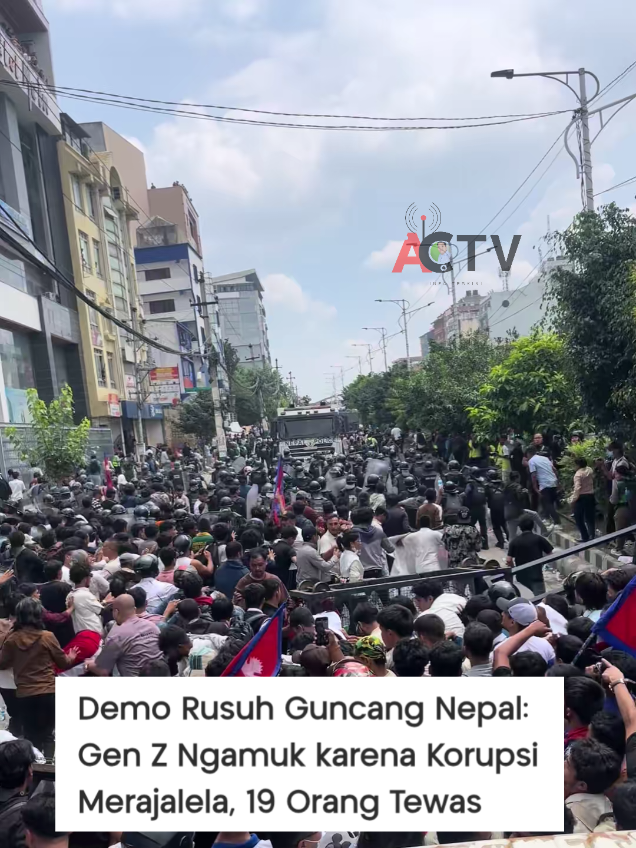 Gelombang protes besar-besaran yang dipimpin oleh Gen Z mengguncang Nepal, memicu kerusuhan yang menewaskan sedikitnya 19 orang. Protes ini berawal dari kemarahan terhadap kebijakan pemerintah dan meluas menjadi gerakan anti-korupsi. Berikut adalah beberapa poin penting terkait peristiwa ini:  * Pemicu Protes: Unjuk rasa dimulai sebagai respons terhadap kebijakan pemerintah yang memblokir akses ke media sosial. Namun, kemarahan publik dengan cepat bergeser ke isu-isu yang lebih dalam, yaitu korupsi yang merajalela di kalangan elite politik dan kegagalan pemerintah dalam memenuhi kebutuhan rakyat.  * Aksi dan Korban: Demonstrasi berubah menjadi kekerasan setelah terjadi bentrokan antara massa dan aparat keamanan. Insiden ini mengakibatkan 19 korban jiwa dan ratusan orang luka-luka. Massa yang marah bahkan membakar dan merusak rumah-rumah pejabat tinggi, termasuk kediaman Perdana Menteri.  * Tanggung Jawab Politik: Sebagai bentuk tanggung jawab moral atas tragedi tersebut, Menteri Dalam Negeri Ramesh Lekhak mengundurkan diri. Tak lama setelah itu, Perdana Menteri K.P. Sharma Oli juga ikut mengundurkan diri. Pengunduran diri ini menunjukkan bahwa tekanan dari rakyat, terutama generasi muda, memiliki dampak signifikan terhadap stabilitas politik di Nepal. #fyp #beritaviral #beritahariini #beritaterkini #demonepal 