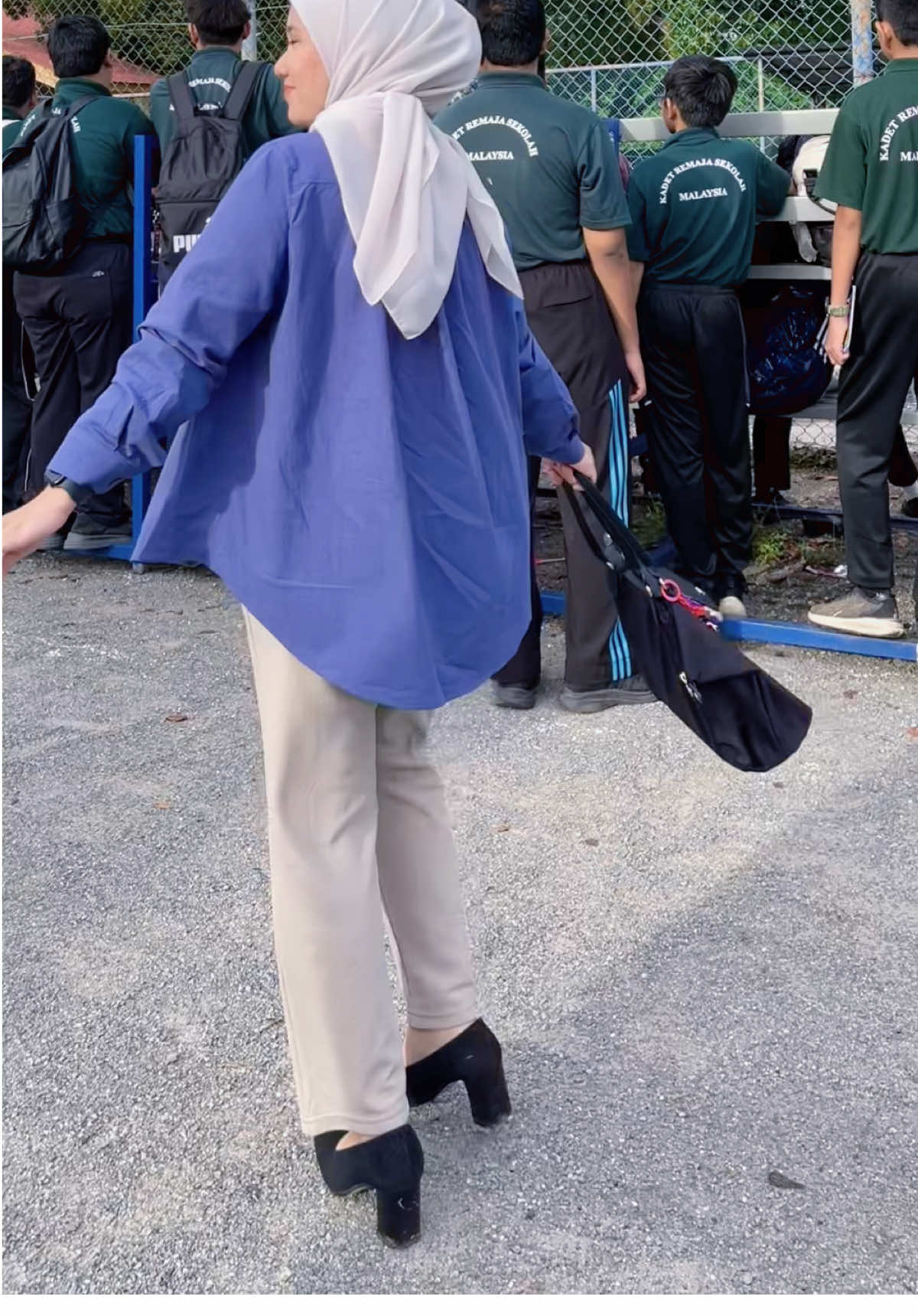 Replying to @Siah and The Scene ni kemeja julia I yang ke 5 ok. Nasib baik stock size S untuk warna lain selalu habis, kalau tak memang I borong semua.  #juliapandaeyes #linenshirt #petiteoutfit 