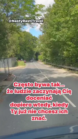 Często bywa tak…że ludzie zaczynają Cię doceniaćdopiero wtedy, kiedy Ty już nie chcesz ich znać.Kiedy dałeś im wszystko.Swoją lojalność.Swoją obecność.Swoje serce.Ale oni wtedy byli ślepi.Bo myśleli, że będziesz zawsze.Że się nie zmienisz.Że zawsze będziesz czekał.I wiesz, co jest najgorsze?Że oni doceniają Cię dopiero wtedy,gdy Ty odchodzisz bez słowa.Gdy już nie ma czego ratować.Gdy w Tobie gaśnie ta ostatnia iskra nadziei.Bo dopiero wtedy rozumieją,że stracili kogoś, kto nigdy nie powinien być stracony.Ale Ty?Ty już nie masz siły wracać.Bo nauczyłeś się wreszcie jednej ważnej rzeczy:Że nie warto być tam,gdzie Twoja wartość była zawsze podważana.Że nie warto kochać tam,gdzie Twoje serce było zawsze lekceważone.Że nie warto walczyć o ludzi,którzy nigdy nie walczyli o Ciebie.I właśnie wtedy, gdy oni w końcu otwierają oczy…Ty zamykasz drzwi.Na zawsze.    #kawapelnaprzygod #nastyrastitravel #PrawdaDuszy #pamiętaj #zasługujesz #nadzieja #toksyk #psychiczny  #sam 