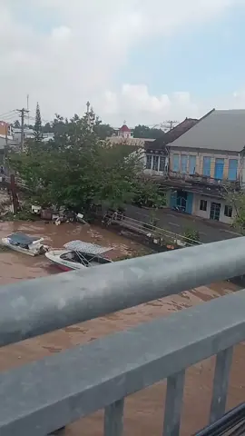 đứng trên cầu sắt quay nhìn xuống 1 bên là dãy nhà p1 một bên p3 nơi có nhiều nhà xưa của thành phố sadec đánh dấu 1 thời kì hoàng kim ở nơi đây