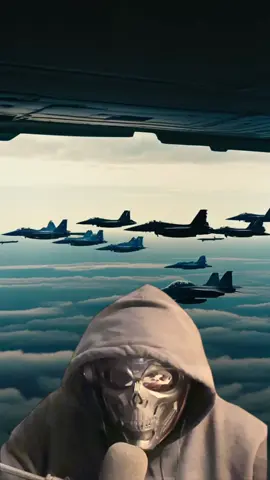 En una tensa mañana de miércoles, se desplegaron aviones de combate polacos y de la OTAN en respuesta a las advertencias de drones rusos que entraban en el espacio aéreo polaco. Los sistemas de defensa y radares se pusieron en máxima alerta, lo que provocó el cierre temporal de los aeropuertos de Varsovia, Rzeszów y Lublin. Mientras la Fuerza Aérea Ucraniana informaba de la posible amenaza de múltiples drones a Zamość, el personal militar mantenía la vigilancia en los centros de mando, analizando las amenazas con gran precisión. Los ciudadanos se reunieron en cafés de Varsovia para debatir la escalada de la situación y compartir sus preocupaciones sobre posibles conflictos. El ambiente estaba cargado de ansiedad, pero demostraba la determinación tanto de la Fuerza Aérea Polaca como de la OTAN de salvaguardar su espacio aéreo. Este vídeo captura la gravedad del momento, mientras las estrategias militares se despliegan ante la concienciación civil. #Polonia #OTAN #AmenazaDrone #AlertaMilitar #DefensaAérea 