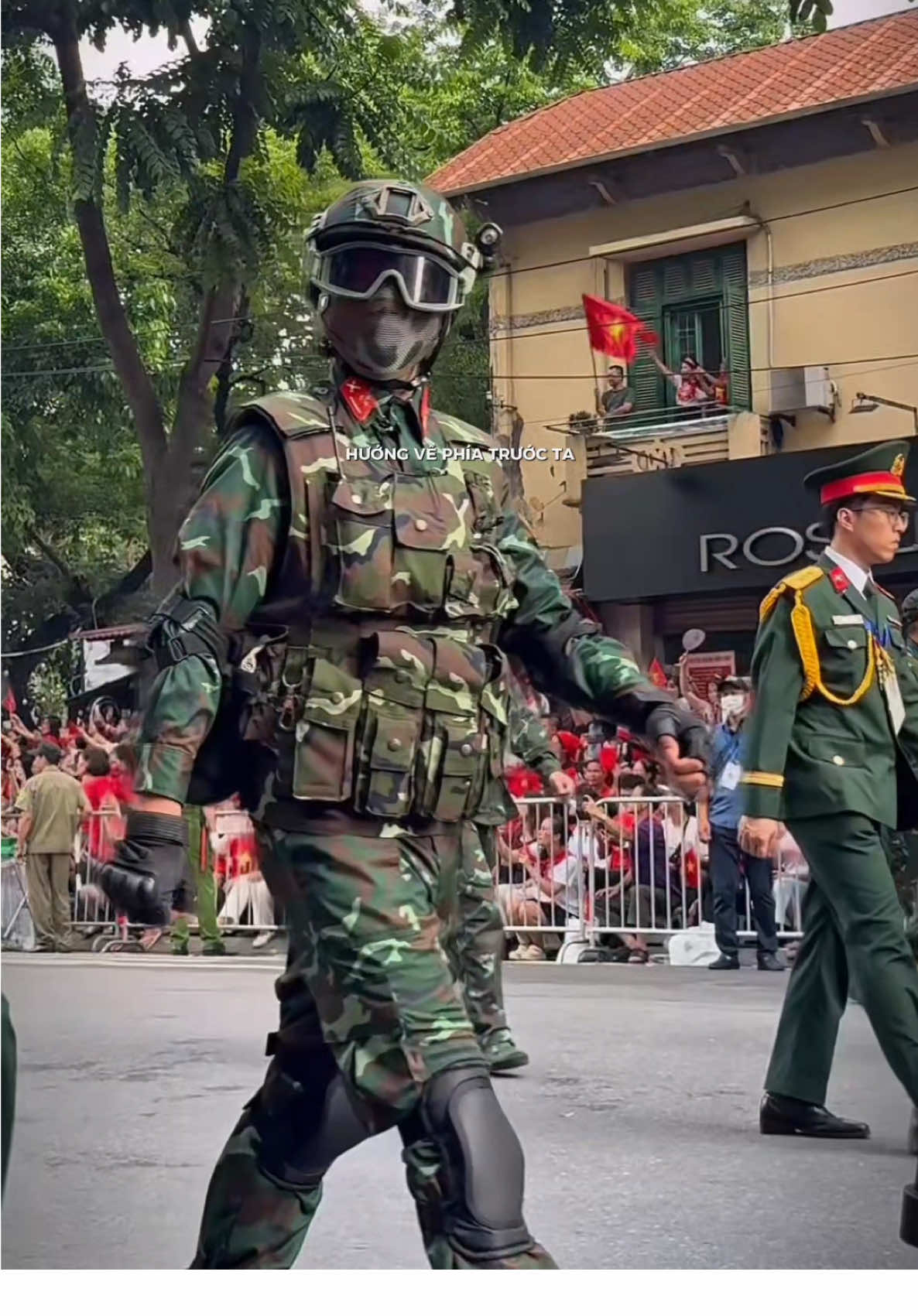 Ta nói sự xuất hiện của các chú khiến vạn vất lu mờ chiến đét, bịt mặt nhưng vẫn auto đẹp trai 🤣 #a80 #qdndvn #fpy #xh #vietnam