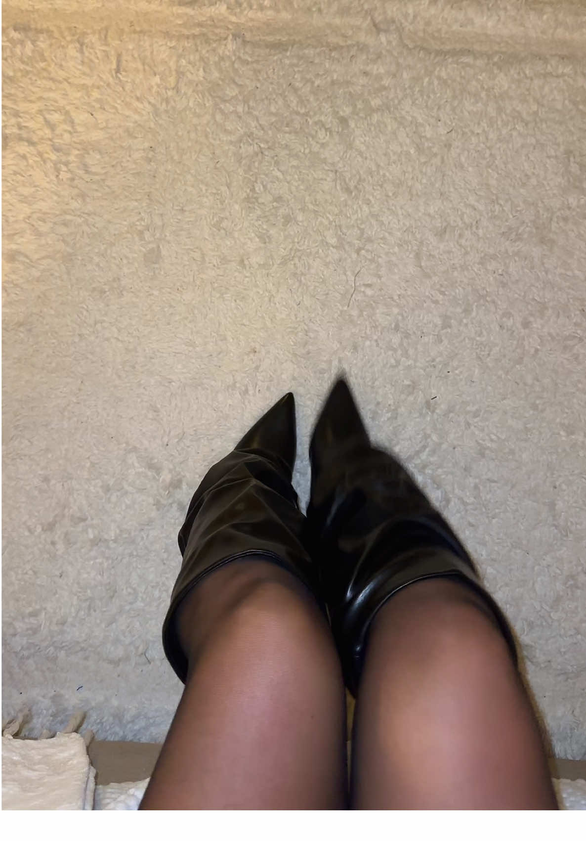 Replying to @📚Jusss_Nora🍞🥖 the boots for the ✨season✨