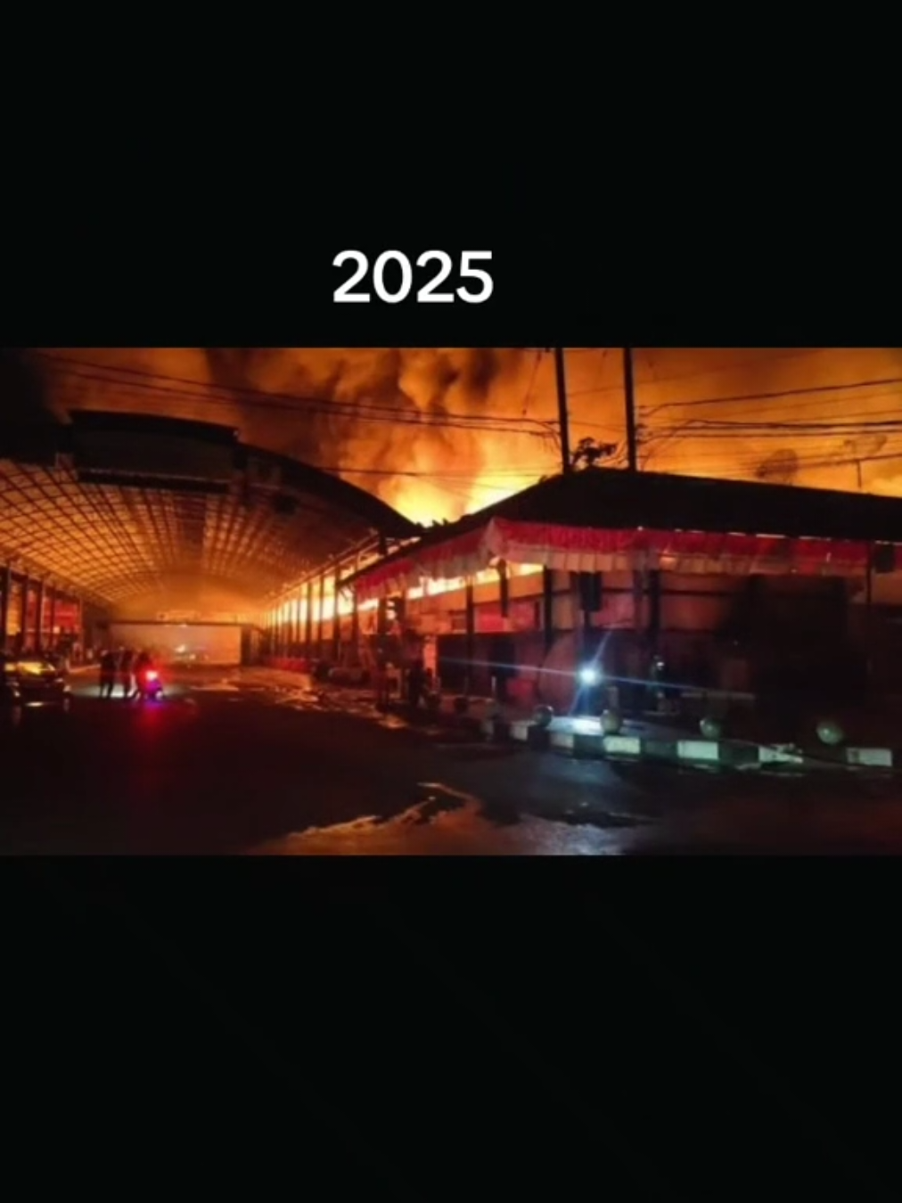 Pasar yang terbakar bisa berdiri lagi, tapi jika penyebabnya tak pernah jelas, sejarah hanya akan berulang dengan wajah yang sama. #googlestreetview #duludansekarang #PasarPayakumbuh #KebakaranPasar #Payakumbuh