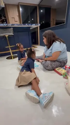✨ Otra clase más ¡todo éxito! ✨ Con su maestra mis niñas siguen aprendiendo francés 🇫🇷 mientras más pequeños mejor, porque a sus tres añitos ya están estudiando a tercer idioma.
