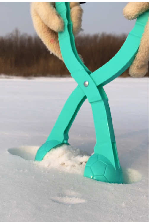 Pinch the snowball and crush it #snow #snowball #satisfying 