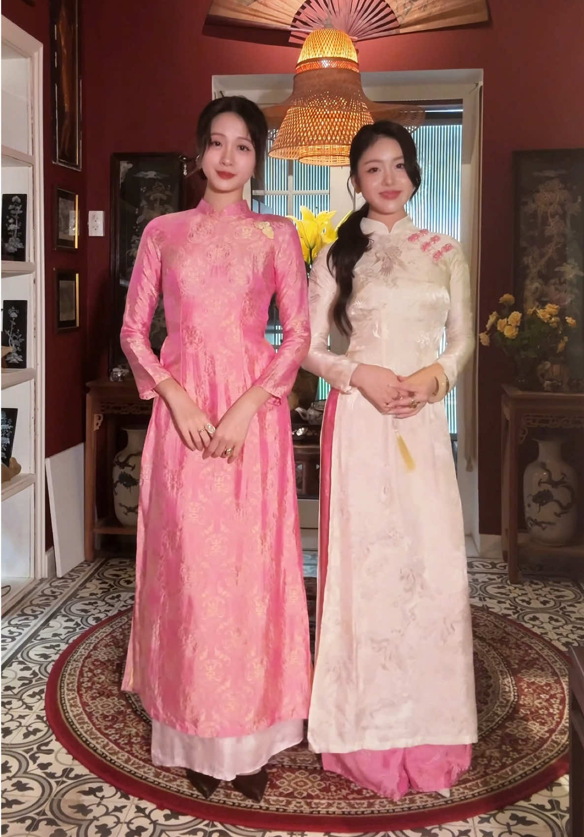 Khoảnh khắc đẹp đôi khi chỉ đến từ những điều rất giản dị – là nụ cười trao nhau, là bước đi song hành, và là chiếc áo dài dịu dàng nâng niu từng bước chân. Lam Khuê thật sự trân quý khi được đồng hành cùng khách hàng trong những kỷ niệm đáng nhớ và thân tình như thế này. Mỗi tà áo dài không chỉ là trang phục, mà còn là sợi dây gắn kết, lưu giữ những khoảnh khắc khó quên.   #aodai #lamkhue