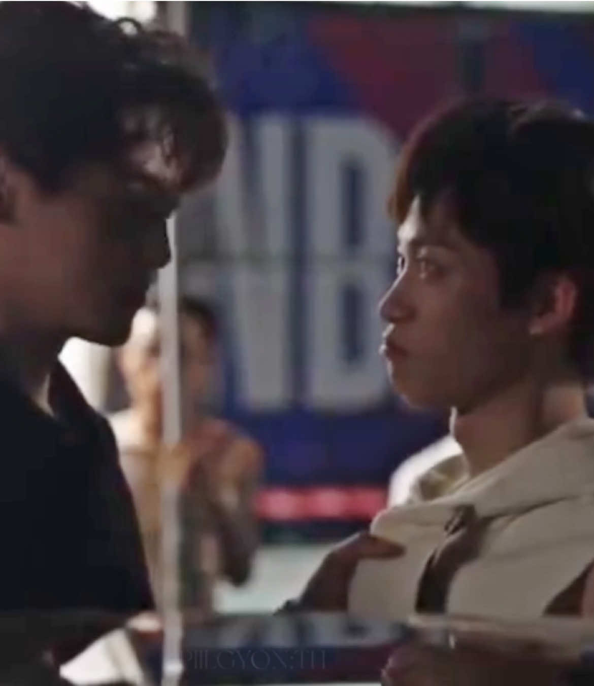 ตื่นมาก็ไม่เจอพี่แถมน้องโดน ผผก.(ดุ)อีก พอไม่มีพี่แล้วน้องไม่รู้จะงอแงใส่ใคร พี่มาปุ้ปก็วิ่งเข้ากอดเด็กเลย หลังจากนั้นคุยกันงุ้งงิ้ง2คน เด็กที่เศร้าๆก็ยิ้มเลยอ้อนพี่สุดๆไปไหนมา พี่เล่นบาสทั้งๆที่ตัวเองไม่ไหวน้องเป็นห่วงพี่เลยแกล้งไปเลยดื้อนัก🥹 #ziyu #tianxuning #revengedlove #ศัตรูหัวใจคือแฟนใหม่ผมเอง #tianziyu 