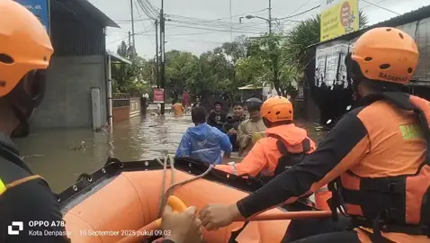Tim SAR menjelajahi wilayah Pulau Misol Denpasar sembari mengecek korban yang harus segera dievakuasi akibat terjebak banjir, Rabu, 10 September 2025. (sumber Tim SAR)