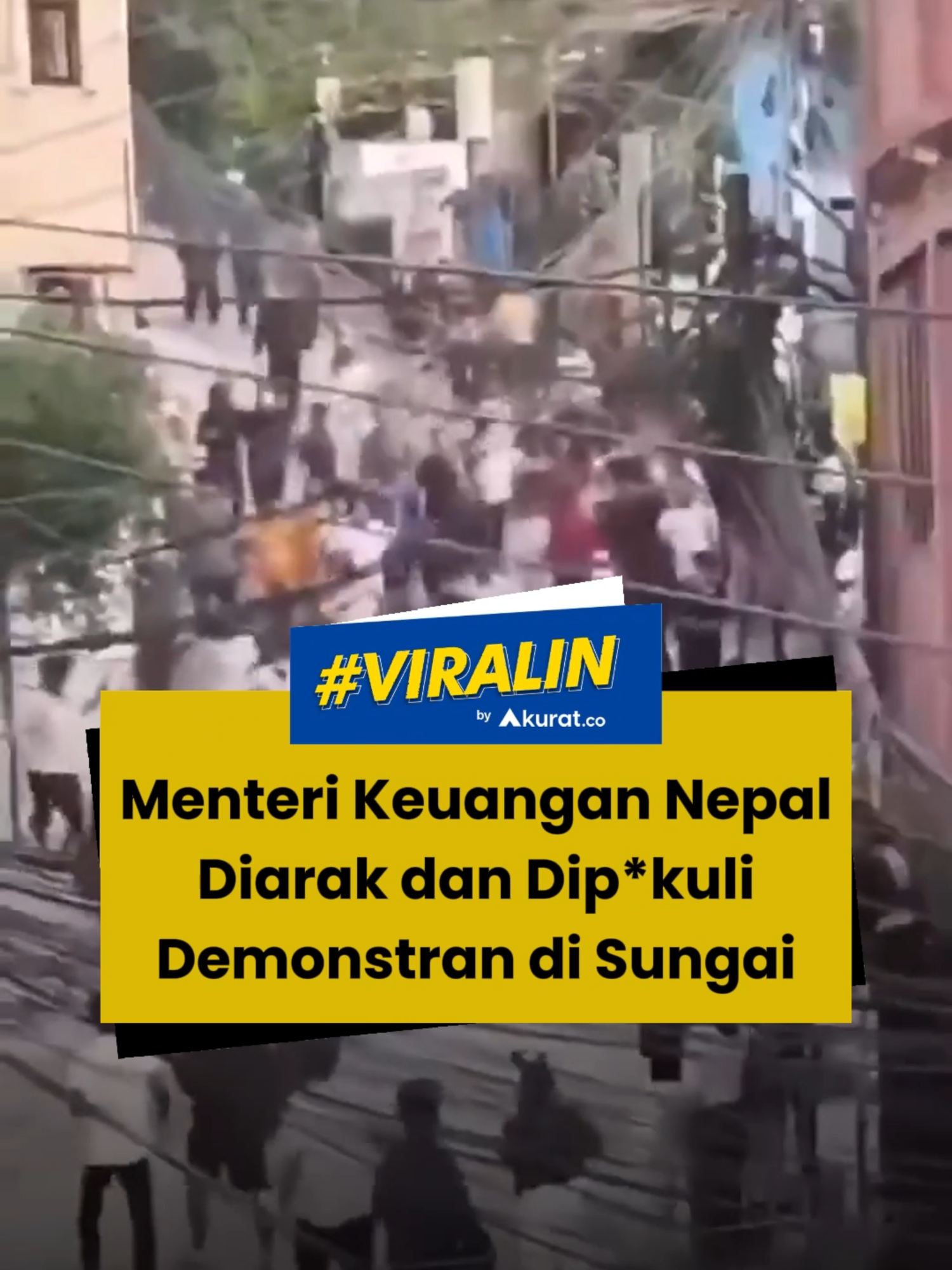 Aksi demonstrasi yang didominasi oleh Gen Z ini diawali dengan rencana pemerintah untuk memblokir 26 platform media sosial. Meski akhirnya rencana itu dibatalkan, massa masih belum mereda lantaran tuntutan skandal korupsi oleh pejabat belum terpenuhi. Bentrokan pun terjadi di sejumlah titik hingga menewaskan sedikitnya 19 orang. Merespons situasi tersebut, Perdana Menteri Nepal, KP Sharma Oli, mengundurkan diri dari jabatannya disusul sejumlah pejabat lain. 🎥: X/stillgray, ricwe123. #viral #menkeu #nepal #aksi #genz #akuratco