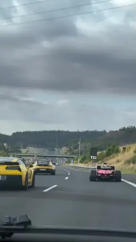 Nem na República Tcheca a galera acreditou no que viu… 😱 Um carro de Fórmula 1 foi flagrado rasgando a rodovia como se fosse treino oficial de GP! 🚦🔥 Motor rugindo, velocidade insana e todo mundo sem entender nada. 🤯 #Formula1 #Flagra #EstradaDoida #Viral #flypシ 