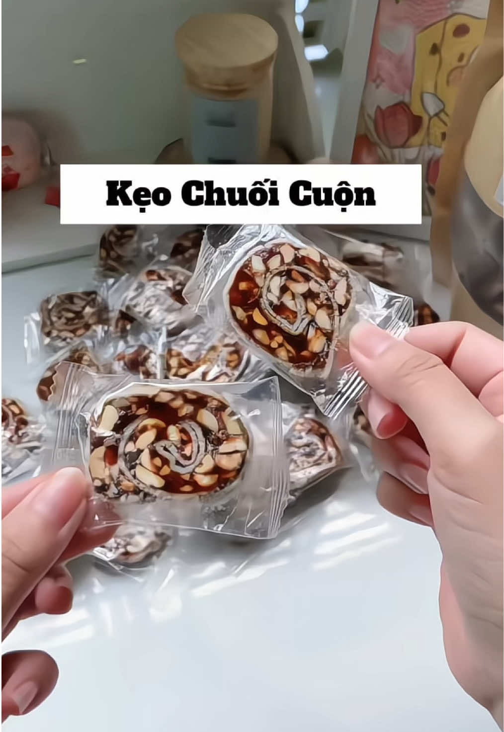 Kẹo chuối cuộn, ta nói nó ngonnn không chỗ chê lun á, lớp bánh phồng giòn kết hợp với chuối chín và cắn vào là sự bùi bùi của đậu phộng, thơm lừng mùi gừng😝😝#keochuoicuon #keochuoigung #cainonla #anvattuoitho #keochuoimientay 