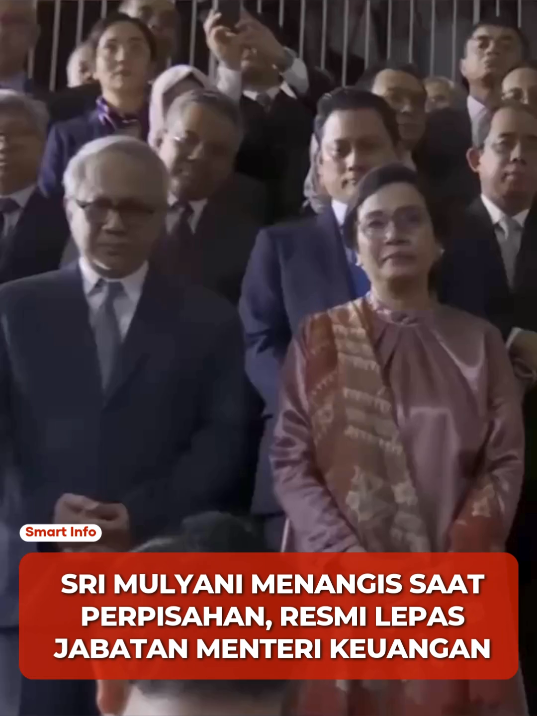Tangis haru Sri Mulyani pecah saat mengucapkan perpisahan di Kementerian Keuangan pada Selasa (9/9/2025). Setelah serah terima jabatan dengan Purbaya Yudhi Sadewa, ratusan staf memberikan penghormatan dengan membawa mawar putih sebagai simbol cinta kasih kepada Sri Mulyani. Lagu Bahasa Kalbu semakin menambah suasana emosional, mengiringi kepergiannya sebagai Menteri Keuangan. Para staf mengungkapkan rasa terima kasih dan penghormatan mendalam kepada Sri Mulyani, yang telah menginspirasi dengan integritas dan dedikasinya untuk Indonesia. 📃: Tribun News 🎥: YouTube/KemenkeuRI #fypシ゚ #fyppppppppppppppppppppppp #viralvideo #viral