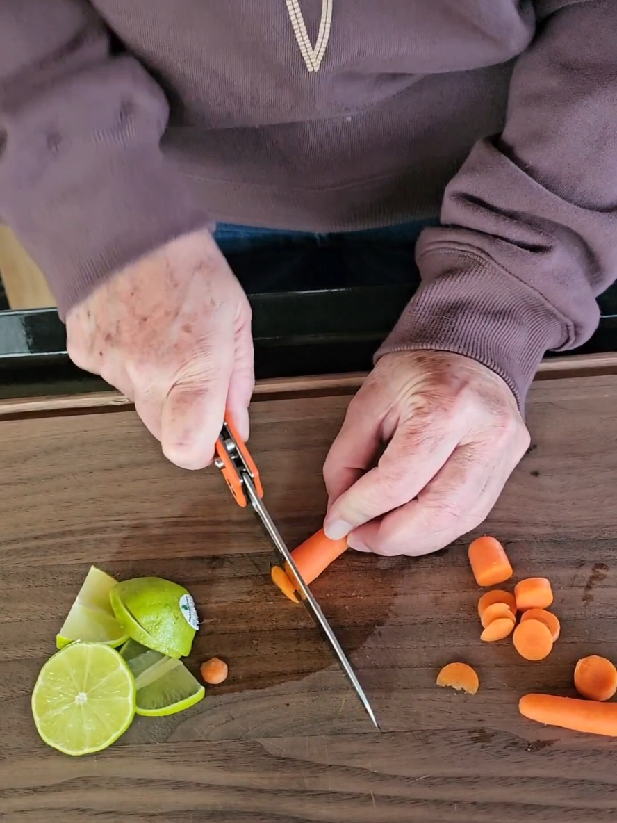Hunters, campers, tailgate party goers, BBQ chefs, this knife is for you. #tiktokshopcreatorpicks 