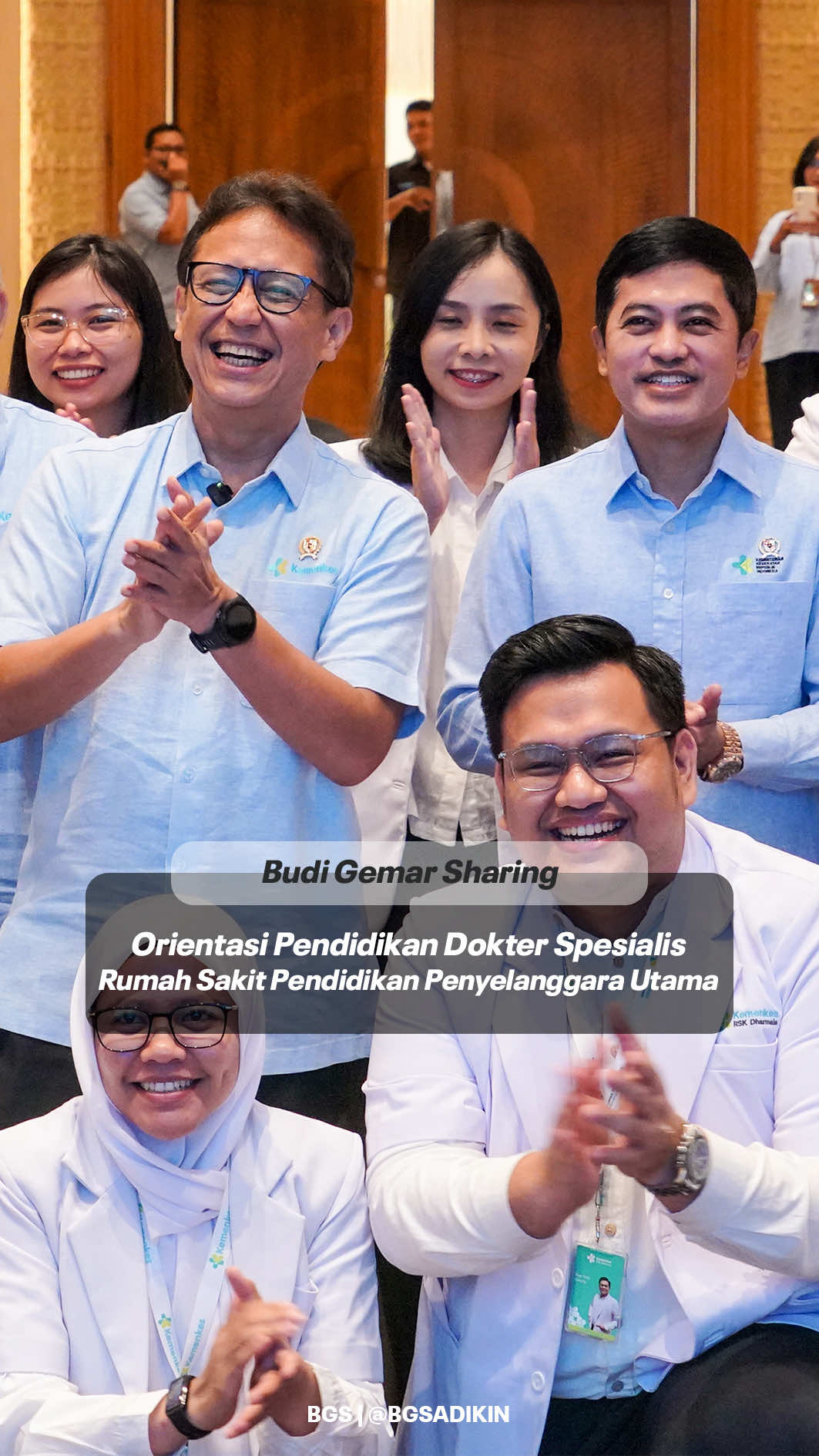 #BGS berpesan kepada 58 dokter yang akan menjalankan Program Pendidikan Dokter Spesialis Rumah Sakit Pendidikan Penyelenggara Utama (PPDS RSPPU) Tidak terasa, program PPDS RSPPU yang lahir pertama kali bulan Mei 2024 lalu sudah memasuki batch penerimaan kedua. Total terdapat 58 dokter umum yang tersebar dari seluruh wilayah Indonesia, mereka siap meng-upgrade diri menjadi seorang dokter spesialis dalam jangka beberapa tahun kedepan. Saya berpesan kepada mereka semua, “Kalian harus bersyukur bisa tergabung dalam PPDS RSPPU, karena pendidikan sudah GRATIS dan kalian sistemnya bekerja sehingga mendapat GAJI juga. Oleh karena itu, gunakan waktu pendidikan ini seoptimal mungkin sebelum kalian kembali ke daerah asal ya!”.  Semoga pendidikan yang dijalankan lancar, segera lulus dan siap kembali mengabdi di RSUD dimana kalian berasal. PPDS RSPPU hadir untuk menjawab kebutuhan dokter spesialis, terutama di Daerah Terpencil, Perbatasan dan Kepulauan (DTPK). #BudiGemarSharing #BudiGunadiSadikin #MenteriKesehatan #KemenkesRI