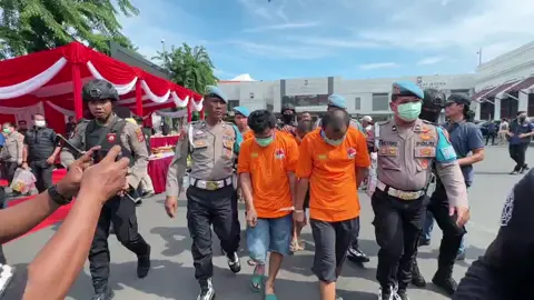 Konferensi Pers . Sat Resnarkoba Polrestabes Surabaya berhasil Ungkap 2 Kasus Peredaran gelap narkoba dengan barang bukti total 84 KG Sabu dan 40 Ribu Butir Ekstasi dengan 4 Pelaku yang diamankan. . Kapolrestabes Surabaya Kombes Pol Dr. Luthfie Sulistiawan, S.I.K., M.H., M.Si.  menjelaskan bahwa total Sabu 84.750 gram dan 40.328 butir ekstasi yang berhasil diamankan menyelamatkan 881 ribu jiwa generasi penerus bangsa dan kalau dinilai ekonomis sekitar 127. 160 milyar rupiah. . Selanjutnya semua Barang Bukti tersebut dimusnahkan dengan Alat Incinerator dari BNN. .  #jogosuroboyo #polrestabessurabaya #senantiasamenjadilebihbaik