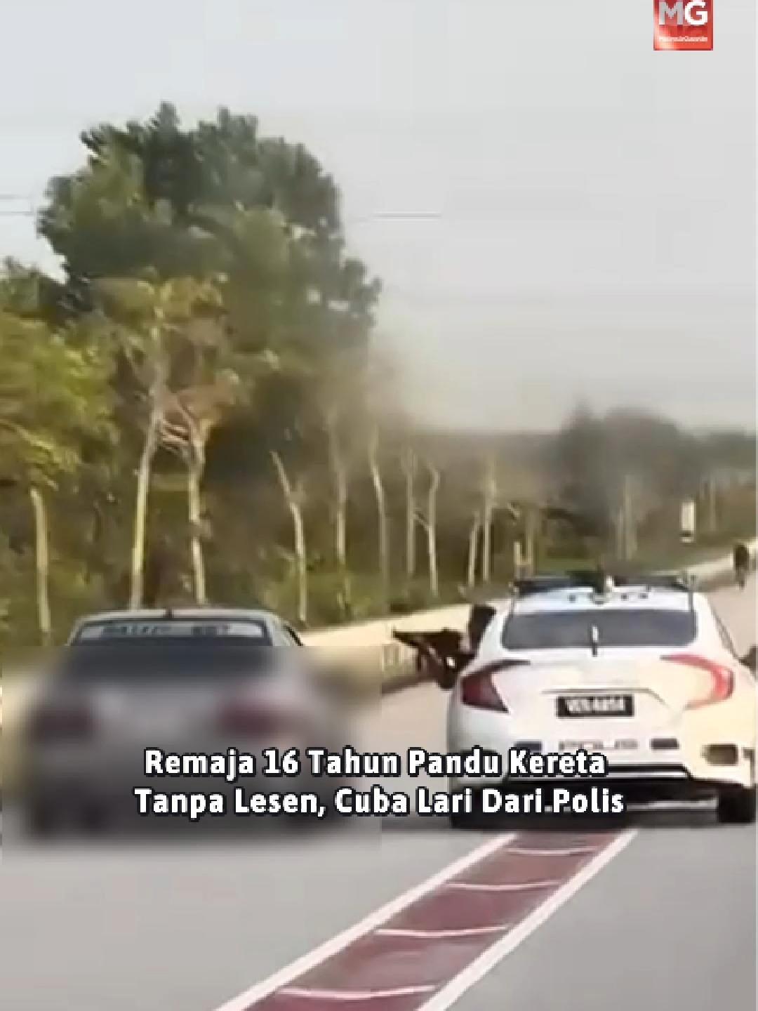 Seorang remaja lelaki berusia 16 tahun ditahan selepas memandu kereta tanpa lesen dan cuba melarikan diri ketika diarahkan berhenti oleh polis dalam kejadian di Jalan Bandar Baru, Kuala Terengganu, Isnin lalu.  Timbalan Ketua Polis Daerah Kuala Terengganu, Superintenden Wan Mohd Zaki Wan Ismail berkata, kejadian berlaku sekitar jam 6.30 petang semasa dua anggota Unit Rondaan MPV dari IPD Kuala Terengganu menjalankan rondaan.  Video: Media Sosial  #malaysiagazette #PDRM #memandutanpalesen