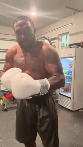 The up coming Canelo Vs. Crawford ticket got me excited. Motivated me to get some bagwork in! I wasn’t ready 😂 Who y’all got?  #boxingfan #canelo #crawford #underdog #fightparty 