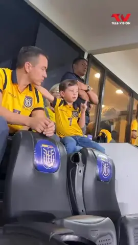 El presidente Daniel Noboa Festejando el Gol de Enner Valencia  #Ecuador le ganó 1 a 0 a #Argentina en la último partido de las eliminatorias. Y se posesiona en el segundo lugar  #danielnoboa #eliminatorias 