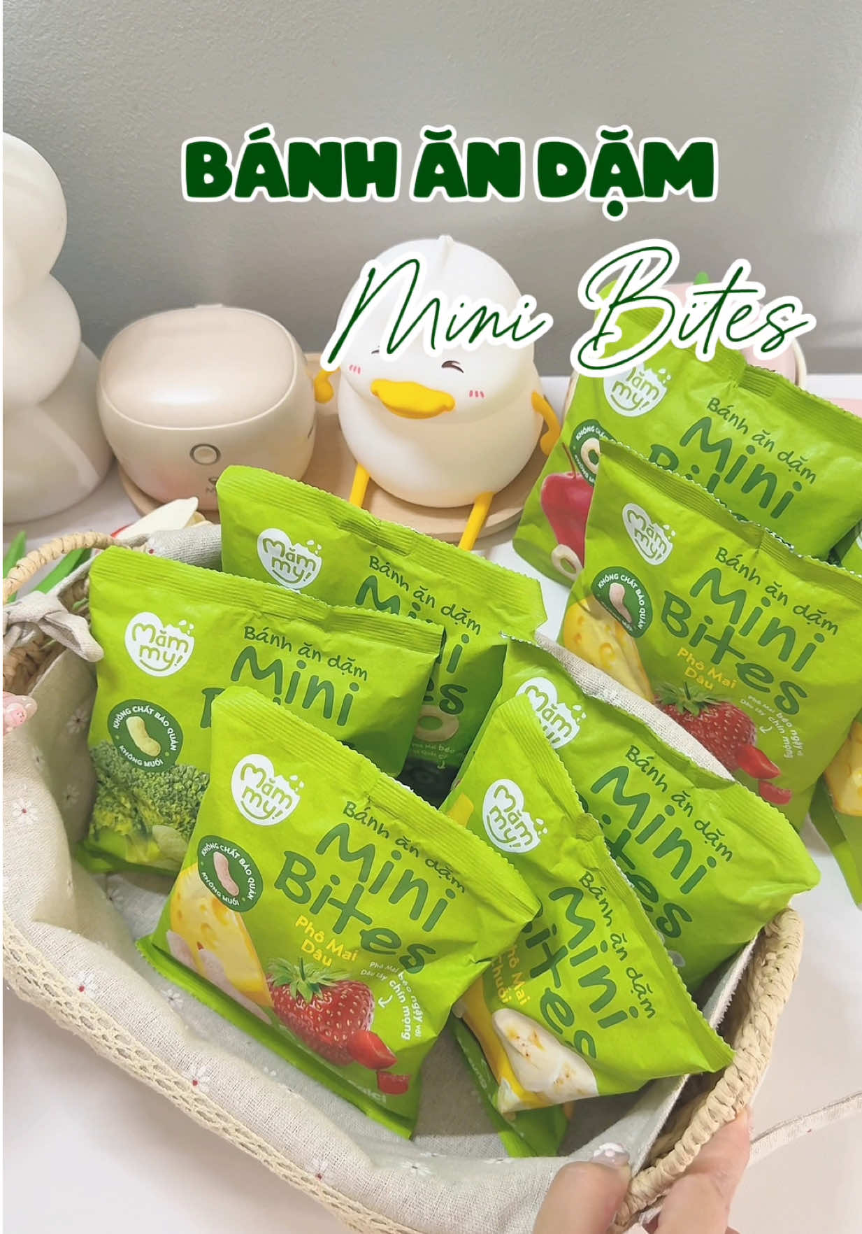 Nghe các mom bảo bánh này ngon lắm, mua về cho con ăn thử thấy ngon thiệc 2 mẹ con ăn không để thua ai 😆 #mitsayhii🧸 #banhandam #minibites #mammy #mebimsuachamcon 