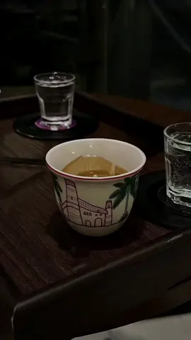 من سمح لك تجي في قلبي من البدايه؟  غافلتني عيونك..  واستحلت كياني كنت قانع من الحب وفصول الروايه يوم لديت عينتك مابين المحاني خلنا نتفق مادام للشوق غايه ودي افني شعوري معك والعمر فاني كل ماشفت وجهك ودي ارتل أيه ودي احصنك بأيات سبع المثاني جيت صوبك ودليت وانا كنت تايه كيف طيفك لاجيت اسلى مع الناس جاني والله اني معك منا لـ مالانهايه غارقٍ في غلاك ولالقيت المواني لو ماتقدر تعانقني يدينك كفايه لويعانقني كلامك مسمعي لو ثواني..#حمد_البريدي @حمد البريدي #شعر #شيلات #قوالب_ساري  #CapCut 