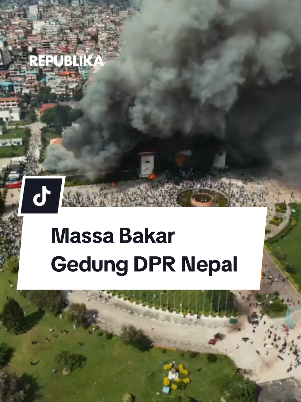 Protes massal terjadidi ibu kota Kathmandu, Nepal, Senin 9 September 2025. Para pengunjuk rasa menyerbu gedung-gedung publik dan kantor-kantor partai politik, serta memasuki gedung parlemen sebelum membakarnya. Para pengunjuk rasa juga membakar kediaman para pemimpin tinggi, termasuk Kantor Presiden. Semua ini terjadi Perdana Menteri KP Sharma Oli melarang media sosial. Ia meminta platform multinasional itu untuk membuka kantor di negara Himalaya yang terkurung daratan tersebut. Protes keras terus berlanjut meskipun pemerintah telah mengumumkan pencabutan larangan media sosial tersebut. Kreator: Hirzi  Produser: Ronggo Astungkoro  #Republika #CekRepublikaAja #Nepal